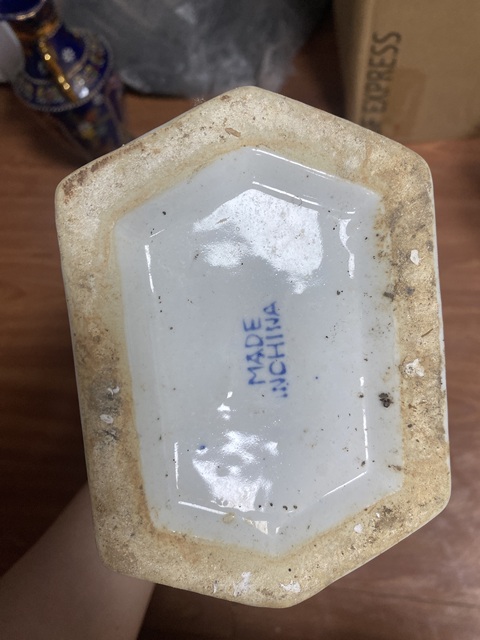 古玩陶瓷粉彩花鳥紋六方瓶真品鑒賞圖