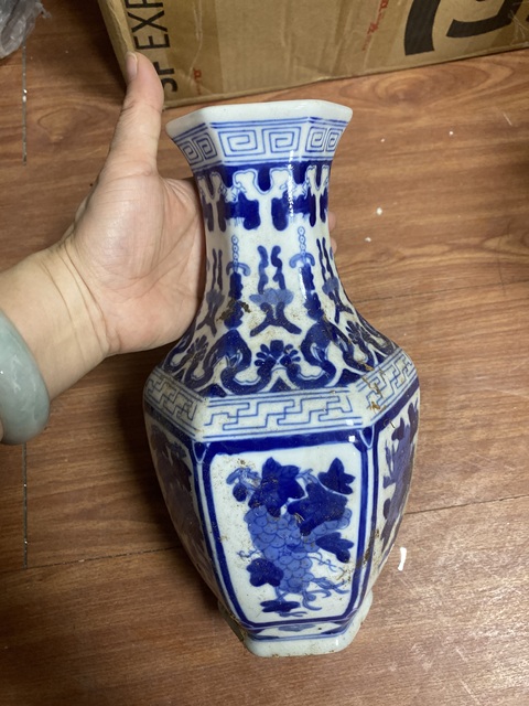 古玩陶瓷青花花卉紋六方瓶真品鑒賞圖