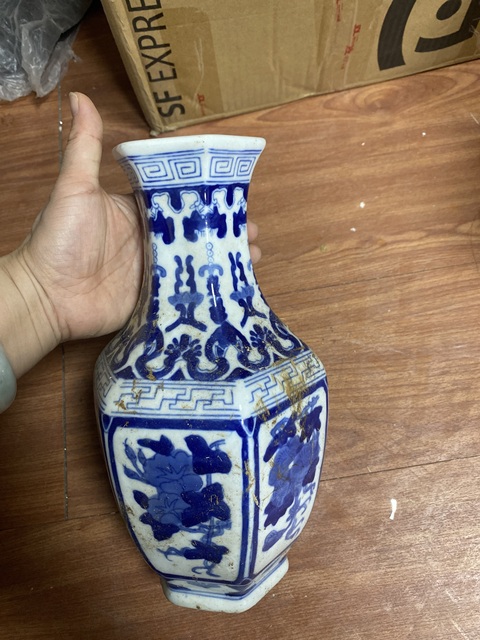 古玩陶瓷青花花卉紋六方瓶真品鑒賞圖