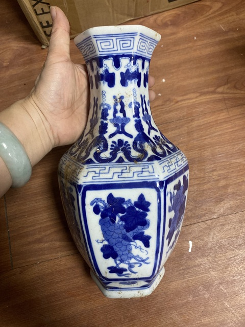 古玩陶瓷青花花卉紋六方瓶真品鑒賞圖