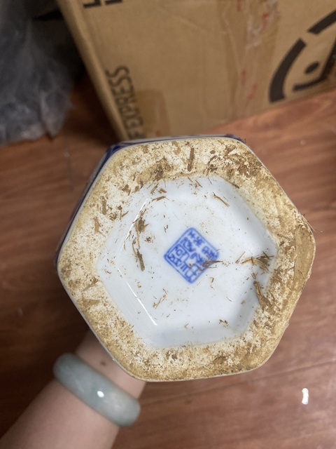 古玩陶瓷青花花卉紋六方瓶真品鑒賞圖