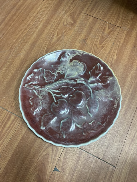 古玩陶瓷紅釉印花盤真品鑒賞圖