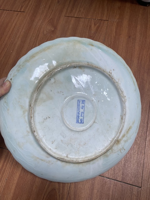 古玩陶瓷紅釉印花盤真品鑒賞圖