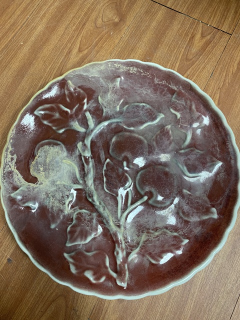 古玩陶瓷紅釉印花盤真品鑒賞圖