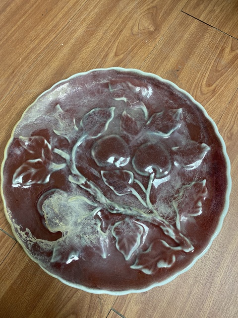 古玩陶瓷紅釉印花盤真品鑒賞圖