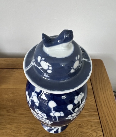 古玩陶瓷青花留白冰梅紋雞腿蓋瓶真品鑒賞圖