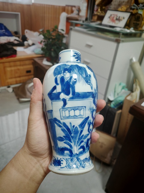 古玩陶瓷晚清青花仕女圖瓶真品鑒賞圖