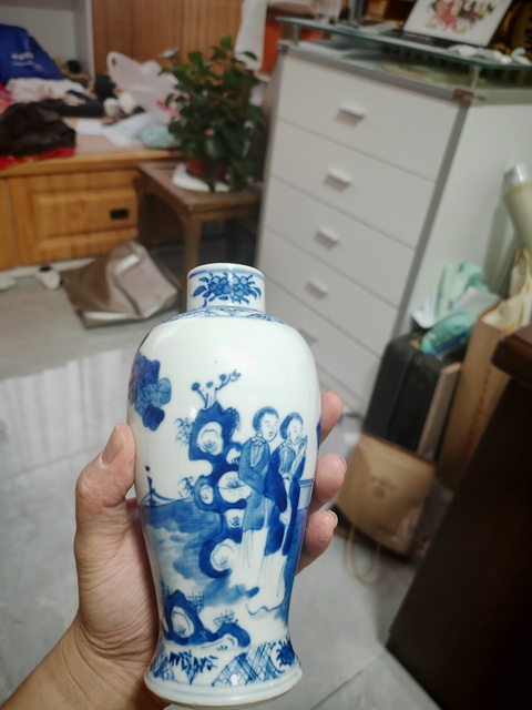 古玩陶瓷晚清青花仕女圖瓶真品鑒賞圖