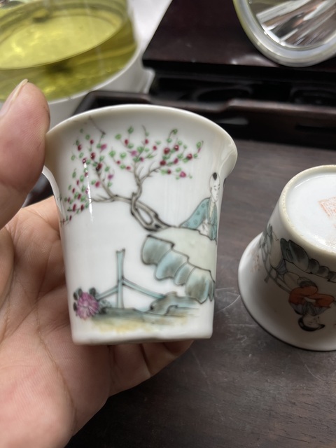 古玩陶瓷粉彩人物馬蹄杯真品鑒賞圖
