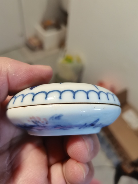 古玩陶瓷蟲草紋印泥盒真品鑒賞圖