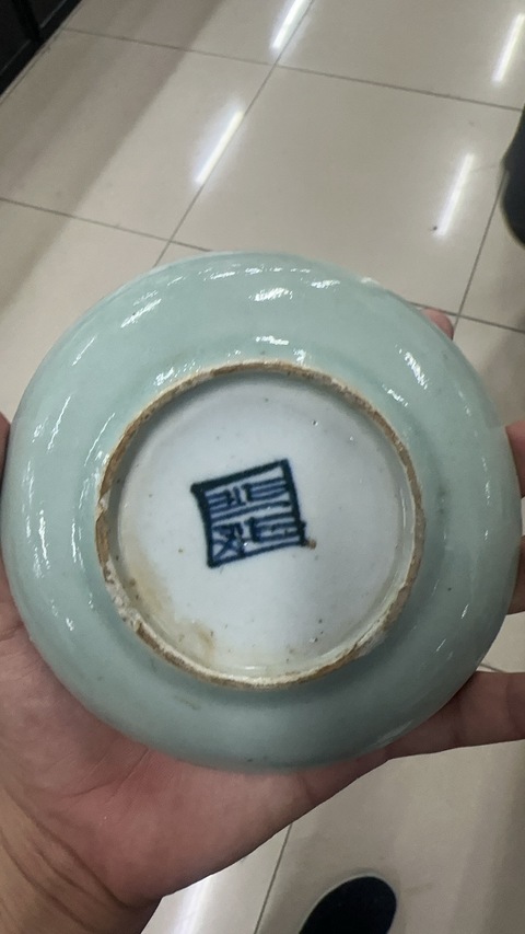 古玩陶瓷豆青柳下雙俊青花盆真品鑒賞圖
