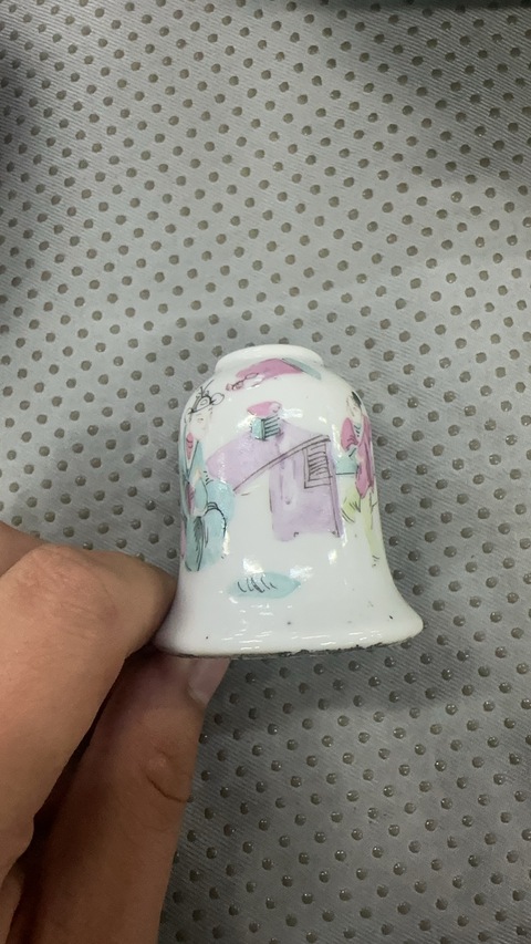 古玩陶瓷鈴鐺型粉彩人物水盂真品鑒賞圖
