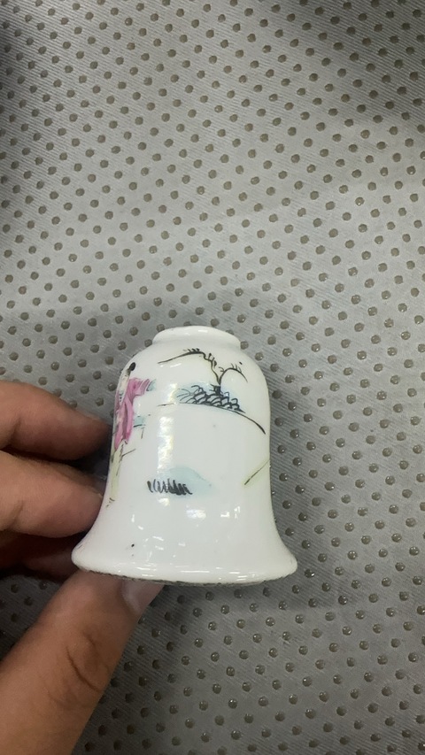 古玩陶瓷鈴鐺型粉彩人物水盂真品鑒賞圖