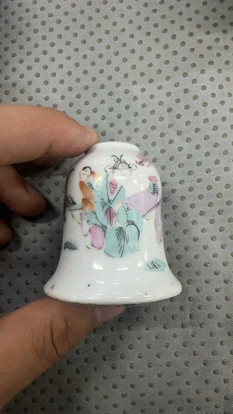 古玩陶瓷鈴鐺型粉彩人物水盂真品鑒賞圖