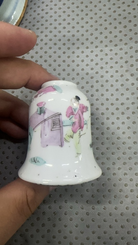 古玩陶瓷鈴鐺型粉彩人物水盂真品鑒賞圖