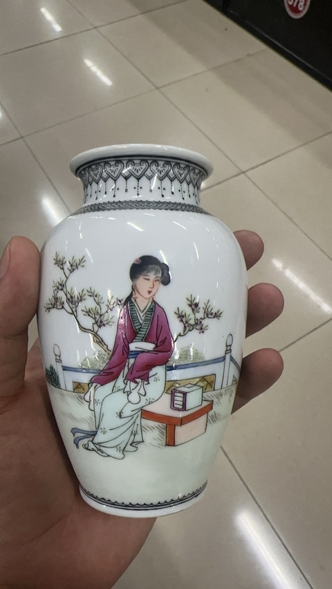 古玩陶瓷粉彩人物瓶真品鑒賞圖