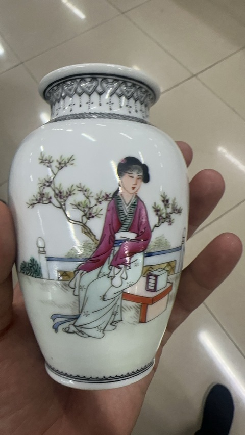 古玩陶瓷粉彩人物瓶真品鑒賞圖