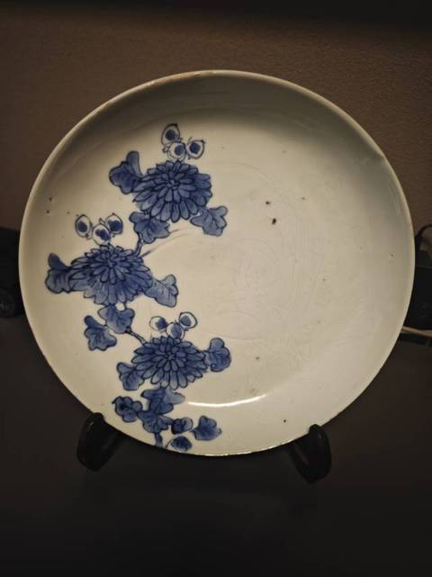 古玩陶瓷花卉紋暗刻花青花盤真品鑒賞圖