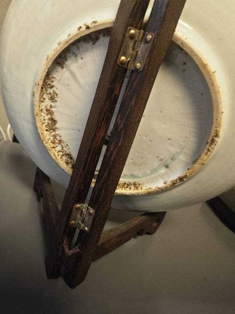 古玩陶瓷花卉紋暗刻花青花盤真品鑒賞圖