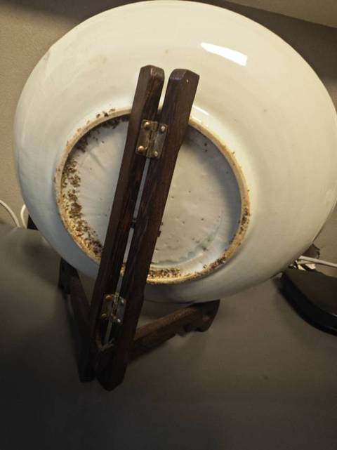 古玩陶瓷花卉紋暗刻花青花盤真品鑒賞圖