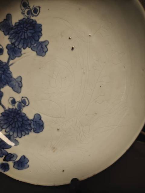 古玩陶瓷花卉紋暗刻花青花盤真品鑒賞圖