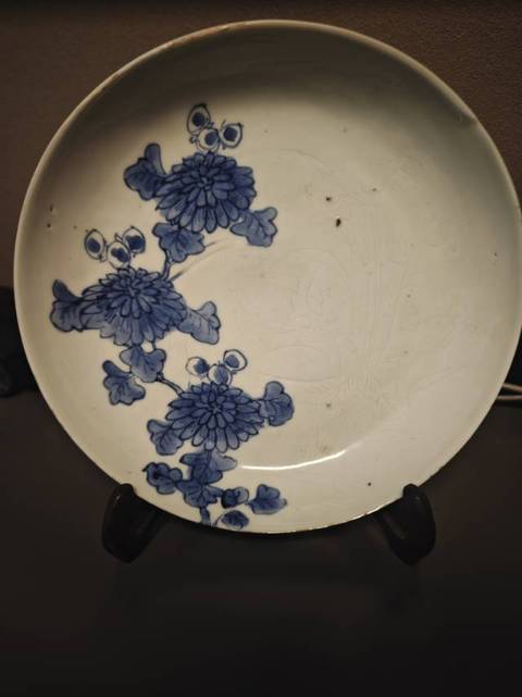 古玩陶瓷花卉紋暗刻花青花盤真品鑒賞圖