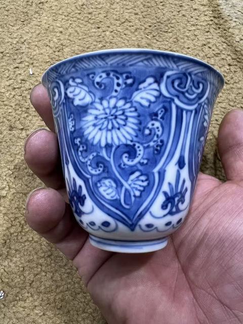 古玩陶瓷花卉紋青花杯真品鑒賞圖