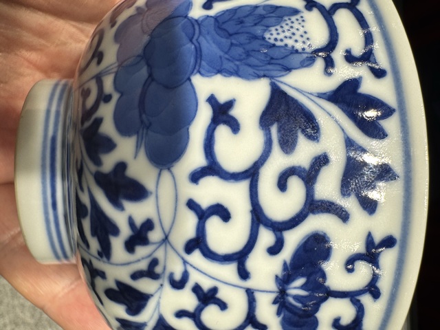 古玩陶瓷青花纏枝花卉紋碗真品鑒賞圖