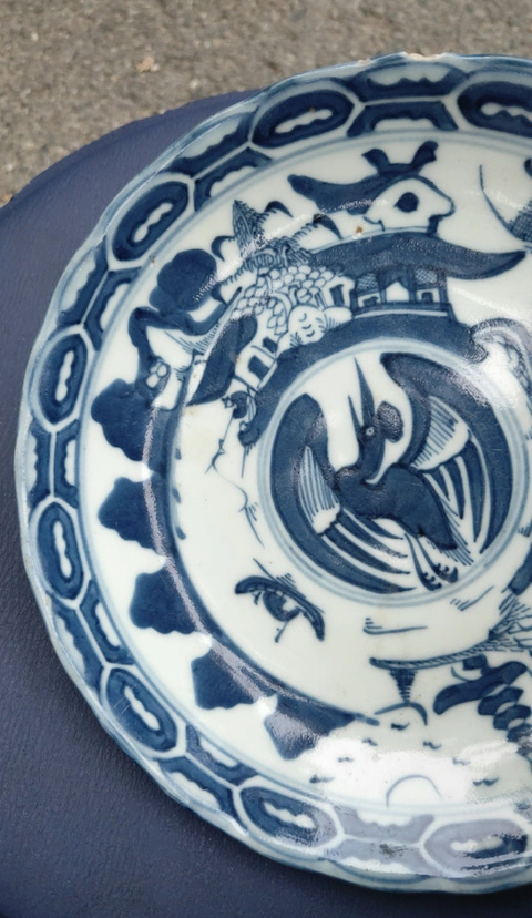 古玩陶瓷樓臺亭閣山水紋青花盤真品鑒賞圖