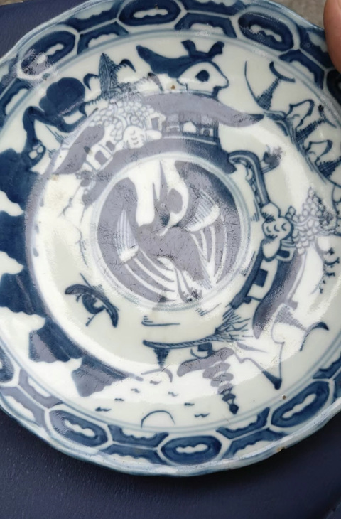 古玩陶瓷樓臺亭閣山水紋青花盤真品鑒賞圖