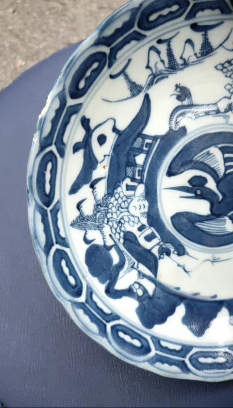 古玩陶瓷樓臺亭閣山水紋青花盤真品鑒賞圖