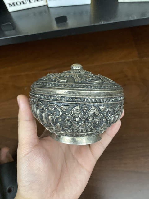 古玩雜項浮雕花卉蓋盒真品鑒賞圖