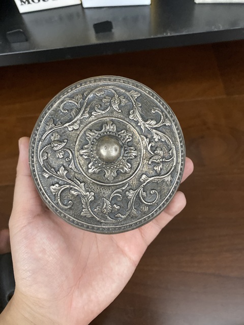 古玩雜項浮雕花卉蓋盒真品鑒賞圖