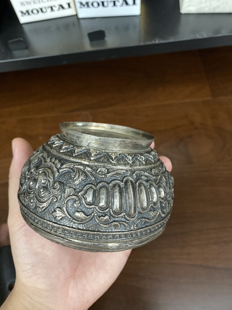 古玩雜項浮雕花卉蓋盒真品鑒賞圖