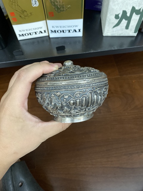 古玩雜項浮雕花卉蓋盒真品鑒賞圖