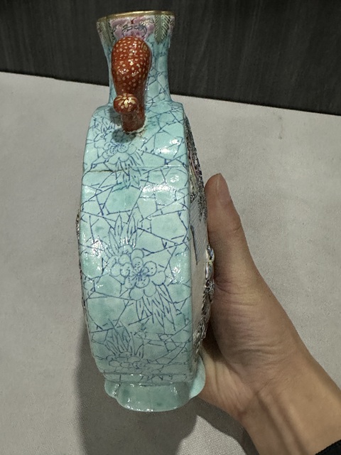 古玩陶瓷粉彩雕瓷抱月瓶真品鑒賞圖
