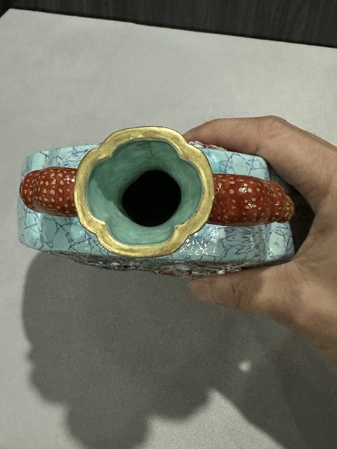 古玩陶瓷粉彩雕瓷抱月瓶真品鑒賞圖