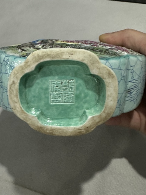 古玩陶瓷粉彩雕瓷抱月瓶真品鑒賞圖
