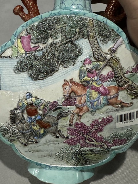 古玩陶瓷粉彩雕瓷抱月瓶真品鑒賞圖