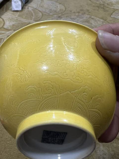 古玩陶瓷黃釉刻花碗真品鑒賞圖