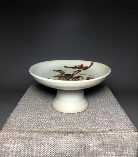 古玩陶瓷清早期，鐵銹花高腳盤拍賣，當(dāng)前價(jià)格2000元