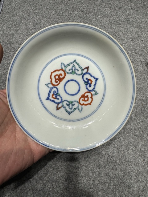 古玩陶瓷斗彩靈芝花卉紋盤真品鑒賞圖