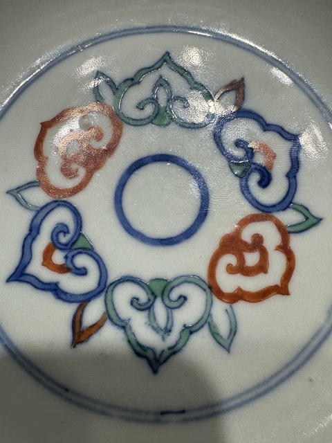 古玩陶瓷斗彩靈芝花卉紋盤真品鑒賞圖