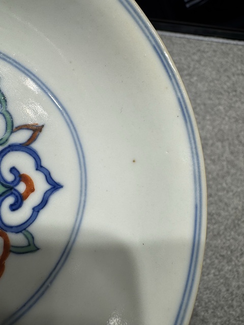 古玩陶瓷斗彩靈芝花卉紋盤真品鑒賞圖