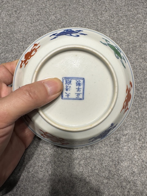 古玩陶瓷斗彩靈芝花卉紋盤真品鑒賞圖