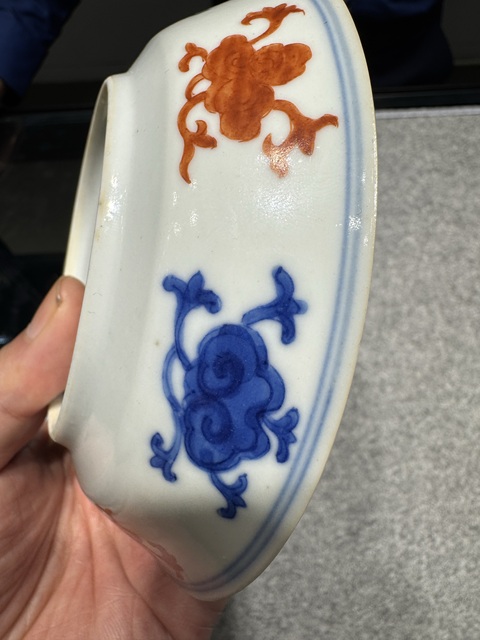 古玩陶瓷斗彩靈芝花卉紋盤真品鑒賞圖