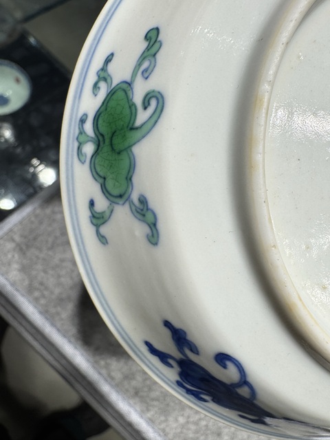 古玩陶瓷斗彩靈芝花卉紋盤真品鑒賞圖