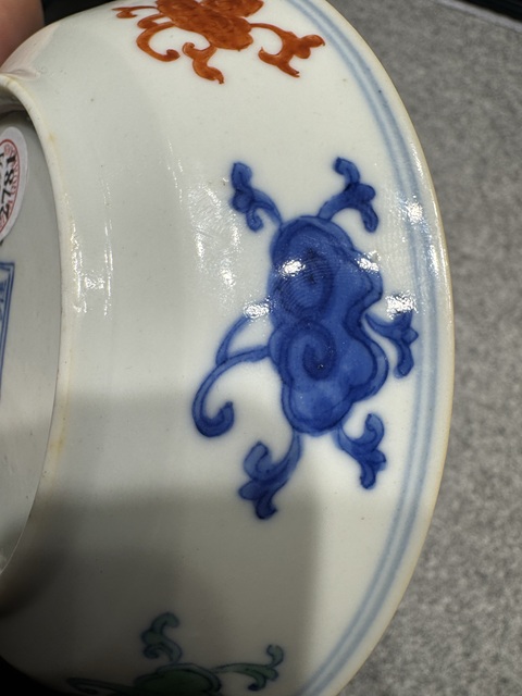 古玩陶瓷斗彩靈芝花卉紋盤真品鑒賞圖