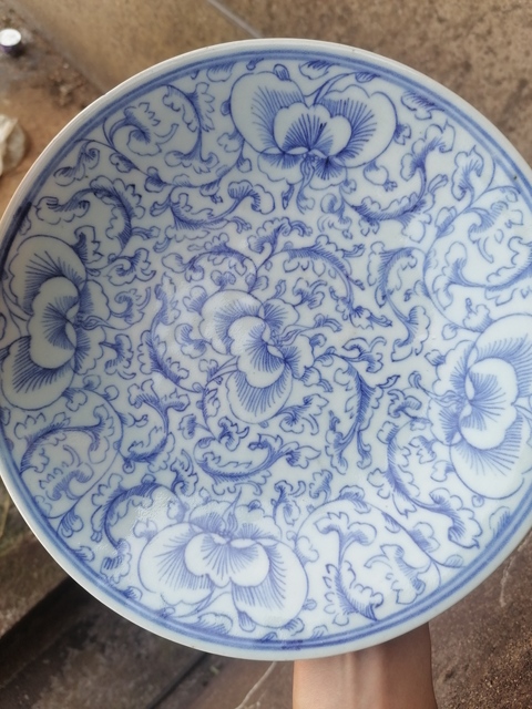 古玩陶瓷花卉紋青花盤真品鑒賞圖