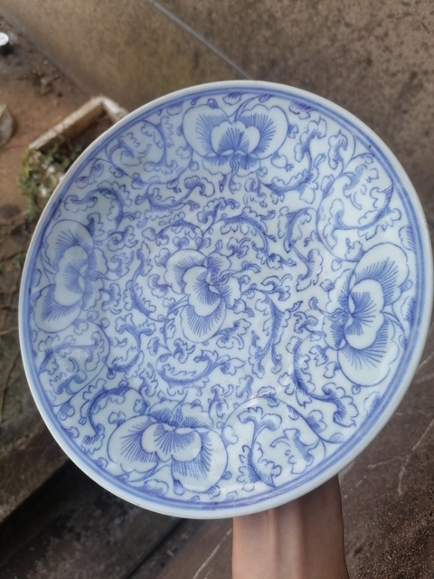 古玩陶瓷花卉紋青花盤真品鑒賞圖